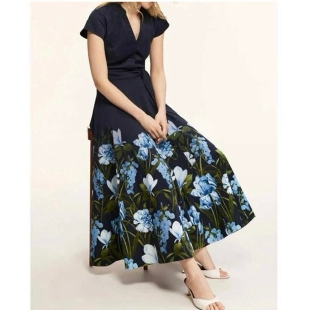 Sachin & Babi Ganika Dress Dark Blue Floral Fit and Flare
V-Neck Sz 6